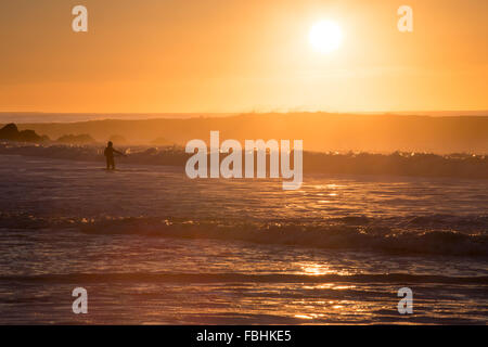 Di prima mattina sessione di surf in Rockaway Beach, Queens, a New York. Fotografato nel mese di ottobre 2015. Foto Stock