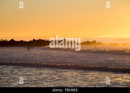 Di prima mattina sessione di surf in Rockaway Beach, Queens, a New York. Fotografato nel mese di ottobre 2015. Foto Stock