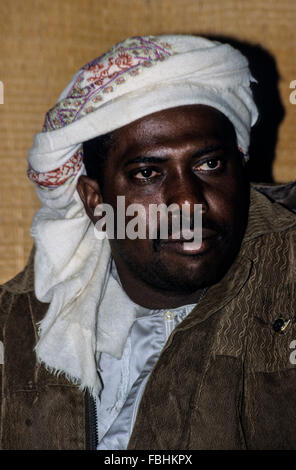 Oman. Omani musicista afro-arabi indossando il tradizionale Omani Msarr (Headwear). Foto Stock