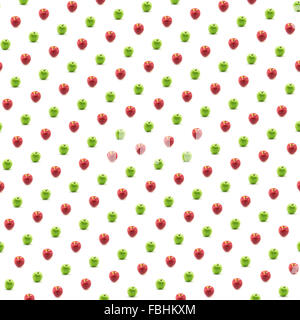 Il rosso e il verde mele fotografati contro uno sfondo bianco in studio. Girato nel settembre 2015. Foto Stock