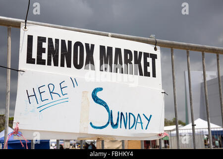 Segui le indicazioni per il mercato domenicale del villaggio Lennox Head nel centro del villaggio, nuovo Galles del Sud, australia Foto Stock