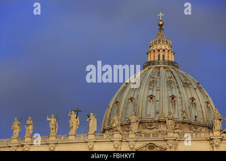Statue di santi e la cupola della Basilica di San Pietro e la Città del Vaticano, Roma, Italia. Foto Stock
