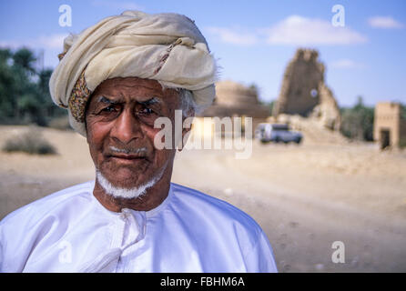 Jalan Bani Bu Ali, Oman. Omani residente di Jalan Bani Bu Ali, con Msarr, le tradizionali Omani copricapo. Foto Stock