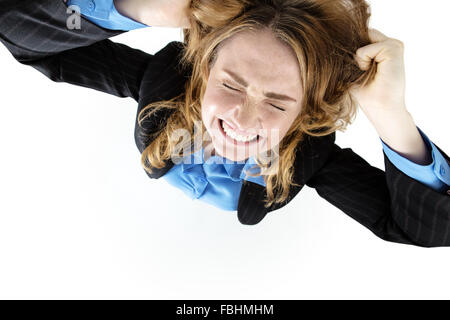 Frustrati bella bruna donna con le mani sul suo capo, strappando i suoi capelli in frustrazione Foto Stock