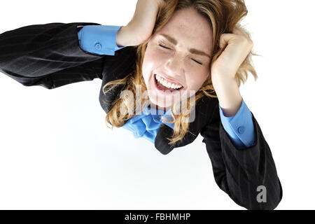 Frustrati bella bruna donna con le mani sul suo capo, strappando i suoi capelli in frustrazione Foto Stock