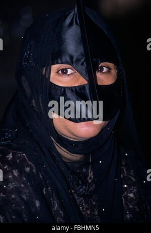 Muscat Oman. Omani donna che indossa una maschera facciale (Burqa). Foto Stock