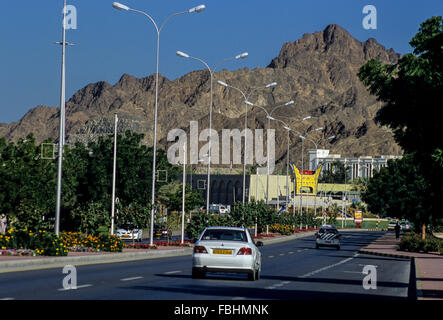 Ruwi, Oman. Majmar (bruciatore di incenso) la replica in una rotatoria. Foto Stock