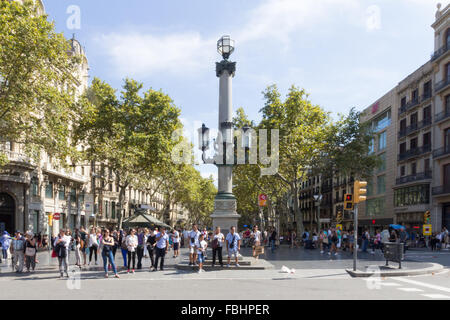I turisti su La Rambla de Canaletes. Le ramblas sono famose strade dello shopping in città. Foto Stock