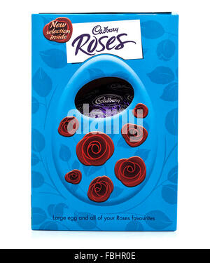 Cadbury's Rose Uovo di Pasqua su sfondo bianco Foto Stock