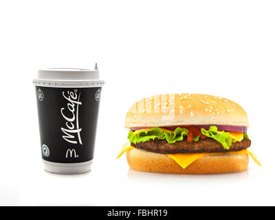 McDonalds McCafe caffè con Cheeseburger su sfondo bianco Foto Stock