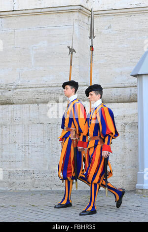 Papale guardie svizzere al di fuori la Basilica di San Pietro e la Città del Vaticano, Roma, Italia. Foto Stock