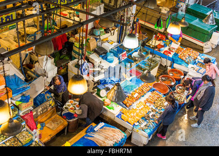 SEOUL - MAR 28: Veduta aerea di acquirenti a Noryangjin Pesca Mercato all'ingrosso Marzo 28, 2015 a Seul, in Corea del Sud. Foto Stock