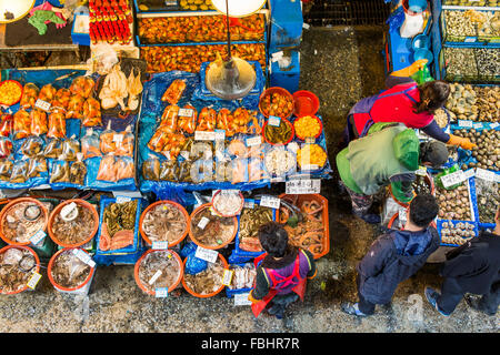 SEOUL - MAR 28: Veduta aerea di acquirenti a Noryangjin Pesca Mercato all'ingrosso Marzo 28, 2015 a Seul, in Corea del Sud. Il 24 ho Foto Stock