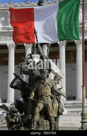 Statua e bandiera davanti al Monumento Nazionale di Vittorio Emanuele II, Roma, Italia. Foto Stock