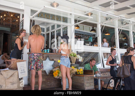 Caffetteria Cafe nel tradizionale cultura australiana, situato nella località balneare di Byron Bay nel Nuovo Galles del Sud, Australia, giovane parlando di cameriera Foto Stock