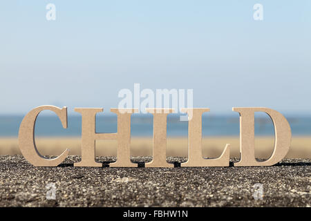 Parola bambino realizzato con un blocchetto in legno lettere in legno Foto Stock