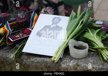 Omaggi floreali a sinistra di David Bowie a windrush square sito Brixton Foto Stock