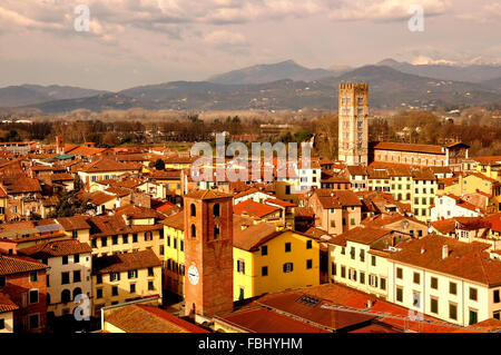 Tetto a vista sulla cittadina rinascimentale di Lucca, Toscana, Italia Foto Stock