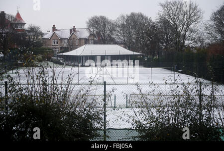 Brighton SUSSEX REGNO UNITO 17 Gennaio 2016 - Queens Park tennis club e tribunali ricoperta di neve in Brighton questa mattina come una banda a freddo del meteo si diffonde in tutta la Gran Bretagna meridionale oggi . Credito: Simon Dack/Alamy Live News Foto Stock