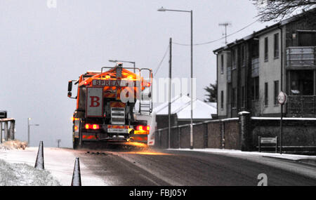 Brighton SUSSEX REGNO UNITO 17 Gennaio 2016 - gritting un camion per le strade di Brighton questa mattina come una banda a freddo del meteo si diffonde in tutta la Gran Bretagna meridionale oggi . Credito: Simon Dack/Alamy Live News Foto Stock