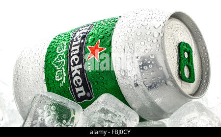 Freddo può di birra Heineken su sfondo bianco Foto Stock