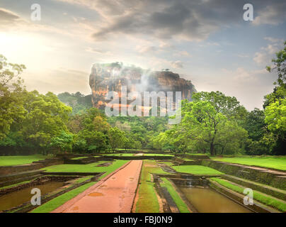 Piscine in giardino nei pressi di Sigiriya mountain Foto Stock