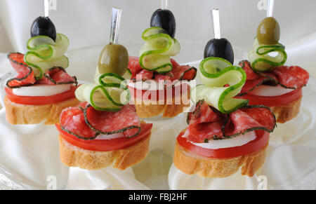 Crostino del baguette con salame su una base di vetro Foto Stock