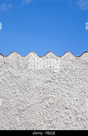 Sfondo del Mediterraneo . Muro Bianco contro il cielo blu. Foto Stock