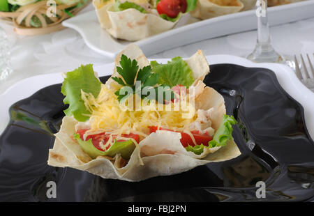 Pollo con pomodoro e formaggio in un cestello fatto di pasta fillo "" Foto Stock