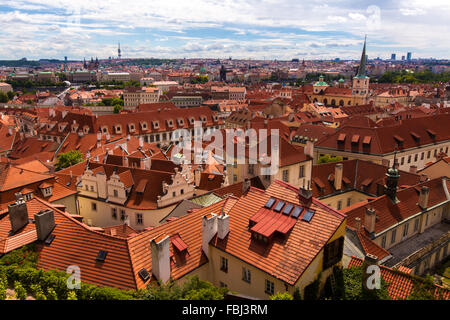 Il turismo e le visite turistiche, vista da sopra per le città europee Praga tetti di tegole rosse. Buone condizioni meteorologiche, giorno di estate, vista aerea Foto Stock