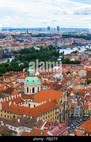 Il turismo e le visite turistiche, vista da sopra, nel paesaggio urbano di Praga. Cupola verde della chiesa di St Nicholas in Malostranské náměstí bene abbiamo Foto Stock