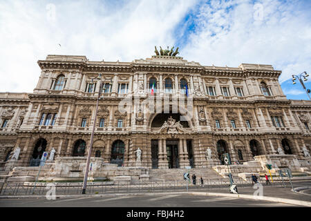 Il turismo e le visite turistiche, vista generale sulla facciata di edificio del Palazzo di Giustizia, la Corte Suprema di Cassazione di Roma, Italia Foto Stock