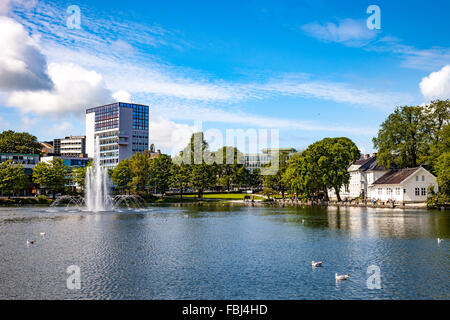 Breiavatnet è il piccolo lago con fontana e situato nel centro di Stavanger, Norvegia. Foto Stock