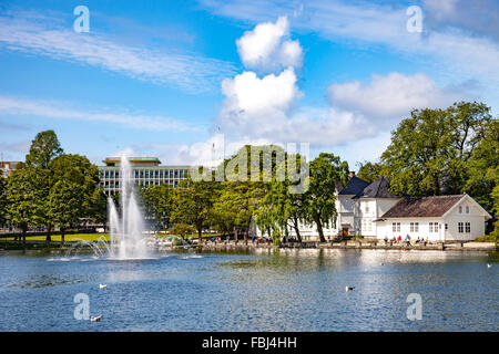 Breiavatnet è il piccolo lago con fontana e situato nel centro di Stavanger, Norvegia. Foto Stock