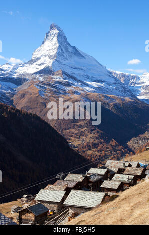 Il Cervino e il piccolo borgo di Findeln al di sopra di Zermatt, Vallese, Svizzera Foto Stock