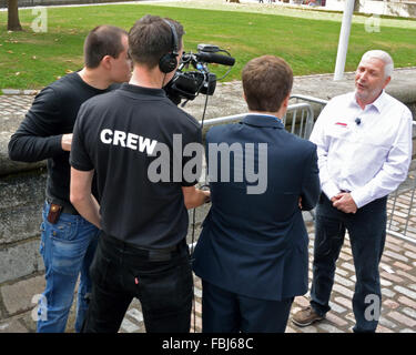 Powerboating e vela global circumnavigator Alan Priddy intervistata per la TV nel centro di Londra Foto Stock