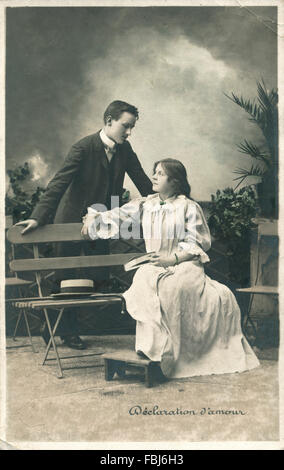 Cartolina, storico, uomo, donna, una panchina nel parco, dichiarazione di amore, Foto Stock