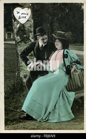 Cartolina, storico, giovane, una panchina nel parco, dichiarazione di amore, Foto Stock