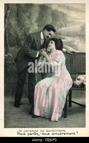 Cartolina, storico, giovane, una panchina nel parco, felice, in amore Foto Stock