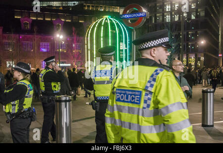 Londra, Regno Unito. 16 gennaio, 2016. Lumiere folle di migliaia stipati nelle strade di Londra Kings Cross in grado di vedere qualcosa di credito: Marcus Tylor/Alamy Live News Foto Stock