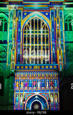 Il fronte ovest di Westminster Abbey a 2016 Lumiere Light Festival di Londra. La luce dello spirito da Patrice Warrener Foto Stock