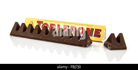 Un bar di Toblerone - Swiss cioccolato al latte con il miele e il torrone di mandorle su uno sfondo bianco. Foto Stock