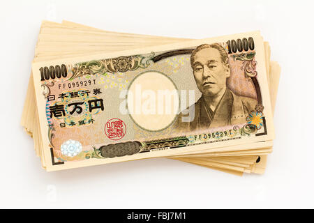 Denaro e valuta. Pila di banconote in giapponese, 10.000 yen, su sfondo bianco. Foto Stock