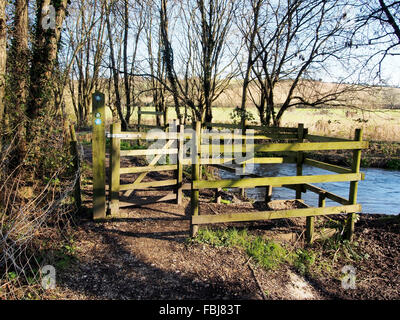 Il modo Itchen sentiero visto tra Hockley e Shawford vicino a Winchester - kissing gate con spazio per i ciclisti. Foto Stock