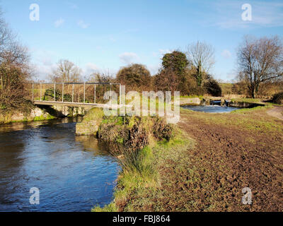 Il vecchio blocco Compton, ora uno stramazzo sull'Itchen Navigazione a Shawford, Winchester è sul modo Itchen sentiero. Foto Stock