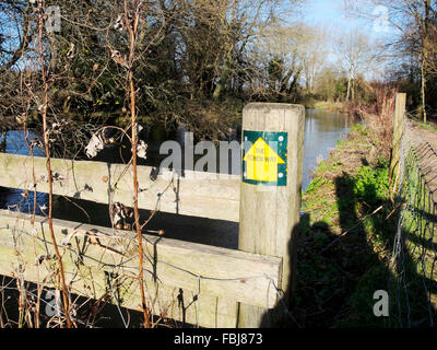 Il modo Itchen sentiero visto tra Hockley e Shawford vicino a Winchester segue il fiume Itchen Itchen e navigazione. Foto Stock