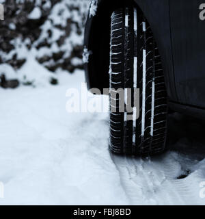 Pneumatico auto nella neve mostra disegno battistrada Foto Stock