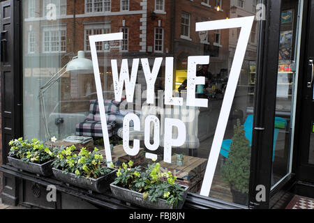 Wyle Cop sign on shop interni a Shrewsbury nello Shropshire, Regno Unito Inghilterra KATHY DEWITT Foto Stock