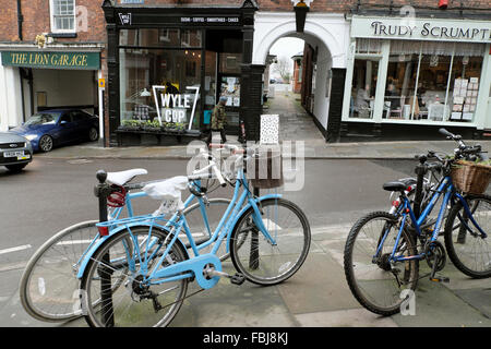 Vista di negozi e bloccato le biciclette biciclette in strada a Shrewsbury nello Shropshire, Regno Unito Inghilterra KATHY DEWITT Foto Stock