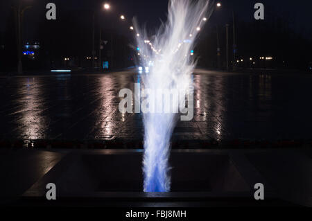 La Bielorussia. Minsk. Piazza della Vittoria - memorial a fiamma per ricordare la seconda guerra mondiale. Foto Stock